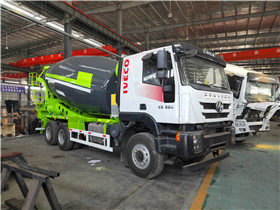 紅巖杰獅16方攪拌車發車圖片